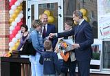 Фото: Жителям ветхого дома в поселке БЗРИ вручили ключи от их новых квартир в Одинцово