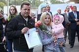 Фото: Жителям ветхого дома в поселке БЗРИ вручили ключи от их новых квартир в Одинцово