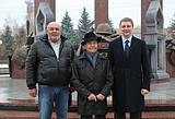 Фото: Андрей Иванов вручил легендарному летчику-испытателю Александру Тюрюмину документы на земельный участок в Одинцовском районе