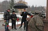 Фото: Андрей Иванов вручил легендарному летчику-испытателю Александру Тюрюмину документы на земельный участок в Одинцовском районе