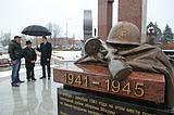 Фото: Андрей Иванов вручил легендарному летчику-испытателю Александру Тюрюмину документы на земельный участок в Одинцовском районе