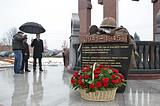 Фото: Андрей Иванов вручил легендарному летчику-испытателю Александру Тюрюмину документы на земельный участок в Одинцовском районе