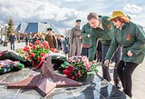 Участники акции во главе с Андреем ИВАНОВЫМ возложили цветы к мемориалу погибшим односельчанам