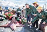 Участники акции во главе с Андреем ИВАНОВЫМ возложили цветы к мемориалу погибшим односельчанам