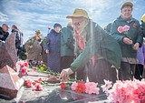 Участники акции во главе с Андреем ИВАНОВЫМ возложили цветы к мемориалу погибшим односельчанам