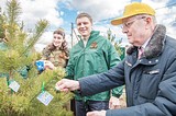 Глава Одинцовского района Андрей ИВАНОВ вместе с отцом посадил сосны у Дома культуры в Иславском