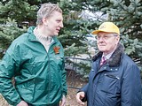 Глава Одинцовского района Андрей ИВАНОВ вместе с отцом посадил сосны у Дома культуры в Иславском
