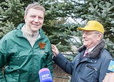 Глава Одинцовского района Андрей ИВАНОВ вместе с отцом посадил сосны у Дома культуры в Иславском