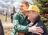 Глава Одинцовского района Андрей ИВАНОВ вместе с отцом посадил сосны у Дома культуры в Иславском