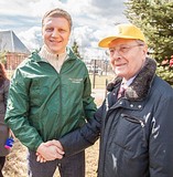 Глава Одинцовского района Андрей ИВАНОВ вместе с отцом посадил сосны у Дома культуры в Иславском