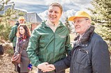 Глава Одинцовского района Андрей ИВАНОВ вместе с отцом посадил сосны у Дома культуры в Иславском