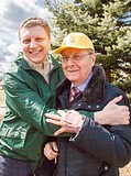 Глава Одинцовского района Андрей ИВАНОВ вместе с отцом посадил сосны у Дома культуры в Иславском