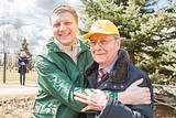Глава Одинцовского района Андрей ИВАНОВ вместе с отцом посадил сосны у Дома культуры в Иславском