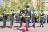 К памятнику маршалу Жукову возложили корзину с цветами от главы Одинцовского района Андрея ИВАНОВА, мэра города Александра ГУСЕВА, от ветеранов