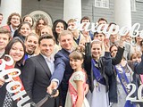 Губернатор Подмосковья Андрей ВОРОБЬЕВ, глава Одинцовского района Андрей ИВАНОВ и вчерашние школьники сделали совместное селфи