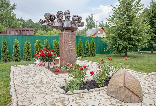 Памятник императорской семье установили в селе Аляухово