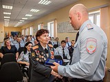 Алексей ШКОЛКИН вручил памятную медаль «За офицерскую честь» председателю Совета ветеранов управления Антонине Яковлевне Артамоновой
