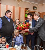 Фото: Многодетная семья из Лесного городка получила сертификат на жилье