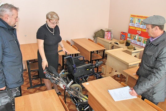 Одинцовские единороссы проверили доступность сельских школ района для инвалидов