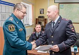 Начальник одинцовского пожарно-спасательного гарнизона, полковник внутренней службы Николай БЕЛКИН, вручил начальнику МУ МВД «Одинцовское» медаль «25 лет МЧС».