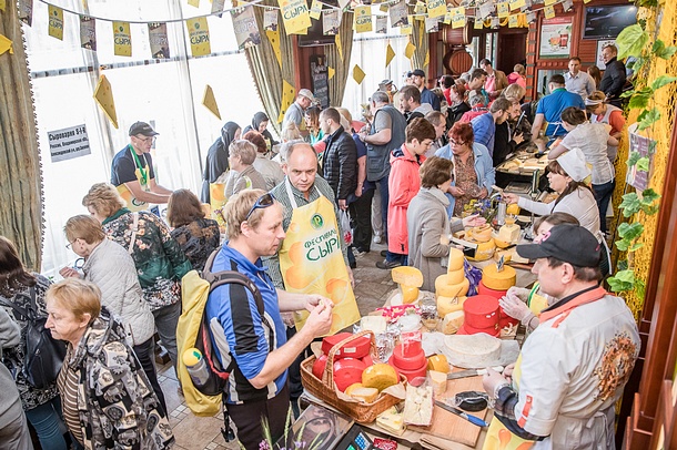 Более 50 сортов сыра представили на первом подмосковном сырном фестивале в «Одинцовском Подворье», Июнь