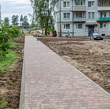 В Новом городке тротуары выкладывают цветной плиткой