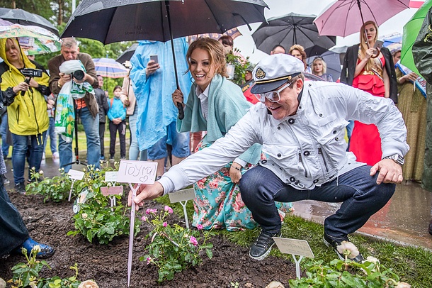 В Одинцовском парке культуры, спорта и отдыха высадили аллею роз, Июль