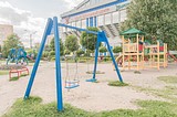 Новые сидения качелей на детской площадке перед волейбольным центром в Одинцово