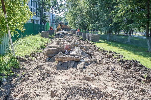 Разрытая земля под пешеходную зону в Одинцово, Август