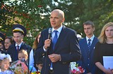 Праздник в Назарьевской средней общеобразовательной школе посетил депутат Мособлдумы, директор компании «Мособлгаз» Дмитрий Голубков