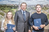 Андрей Иванов с детьми которые получили ключи от новых квартир