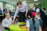 Сергей Карякин провел сеанс одновременной игры в шахматы для учеников Ликинской школы