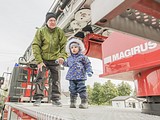Перед районным домом культуры состоялась демонстрация сил и средств гражданской обороны