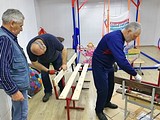 Одинцовские сторонники «Единой России» собрали и покрасили скамейки для семейного клуба «Изумрудный город»