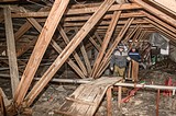 Новый подрядчик приступил к восстановлению кровли жилого дома в поселке Барвиха