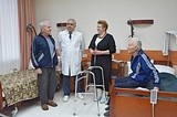 Сторонники «Единой России» навестили ветеранов в Перхушковской больнице