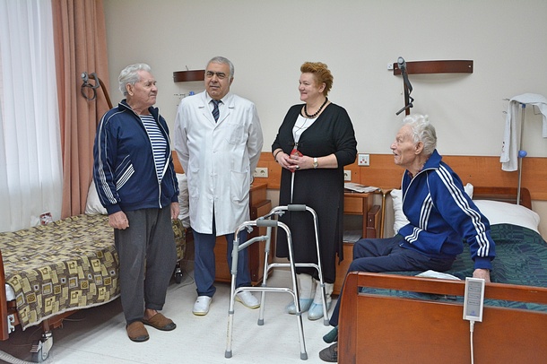 Сторонники «Единой России» навестили ветеранов в Перхушковской больнице, Январь