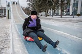 Народный артист России Юрий Розум опробовал ледяные горки в центре Одинцово