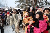 18 февраля, в Захаровском поселении на Пушкинской поляне проводятся масштабные народные гуляния. К 15:00 часам гостями широкой масленицы стали уже 6000 человек.