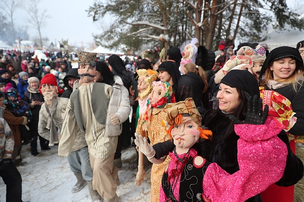 18 февраля, в Захаровском поселении на Пушкинской поляне проводятся масштабные народные гуляния. К 15:00 часам гостями широкой масленицы стали уже 6000 человек., Февраль
