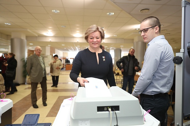 Первый заместитель председателя Мособлдумы Лариса Лазутина проголосовала в Одинцово, Март