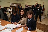 Певица Зара проголосовала на президентских выборах в деревне Жуковка