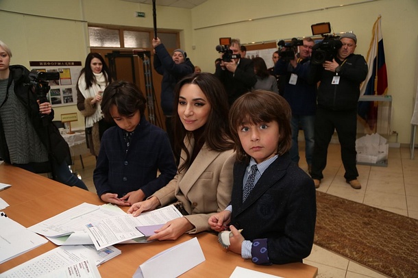 Певица Зара проголосовала на президентских выборах в деревне Жуковка, Март