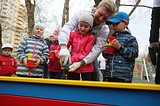 Андрей Иванов вместе с детьми установил новую песочницу на детской площадке в Заречье