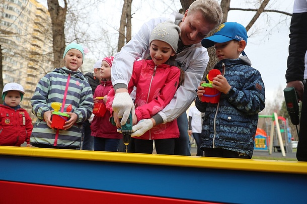 Андрей Иванов вместе с детьми установил новую песочницу на детской площадке в Заречье, Апрель