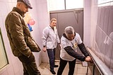 Андрей Иванов вместе с Дмитрием Голубковым осмотрели подъезды после ремонта в Заречье