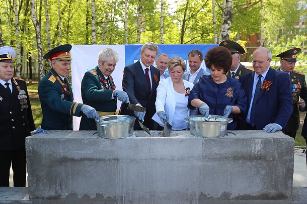 Андрей Иванов вместе с ветеранами дал старт строительству новой поликлиники в Одинцово, Май