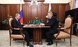 Зарплаты учителей и врачей должны расти вслед за средней зарплатой по региону — Путин