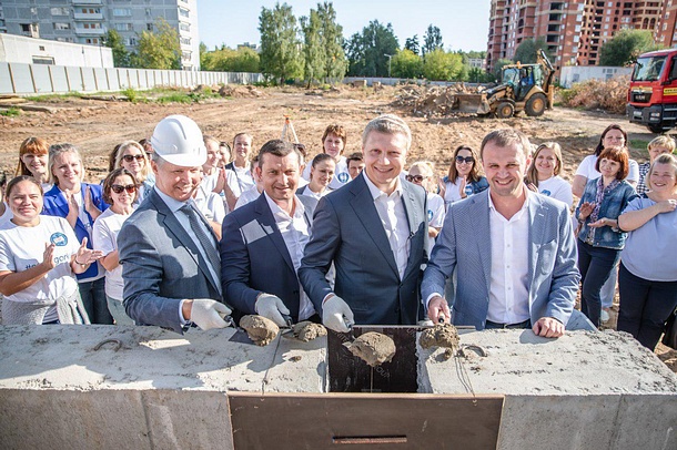 Андрей Иванов заложил камень в основание будущего дома культуры в поселке Горках-10, Август