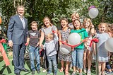 Андрей Иванов и Лариса Лазутина открыли 2 новые детские площадки в Одинцово